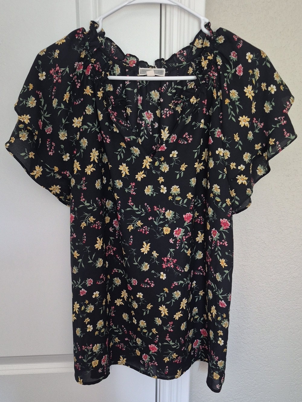 Pleione Black Floral Ruffle Neck Short-Sleeve Blouse